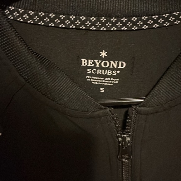 Scrubs and Beyond Size Small Scrub Jacket - Picture 3 of 3